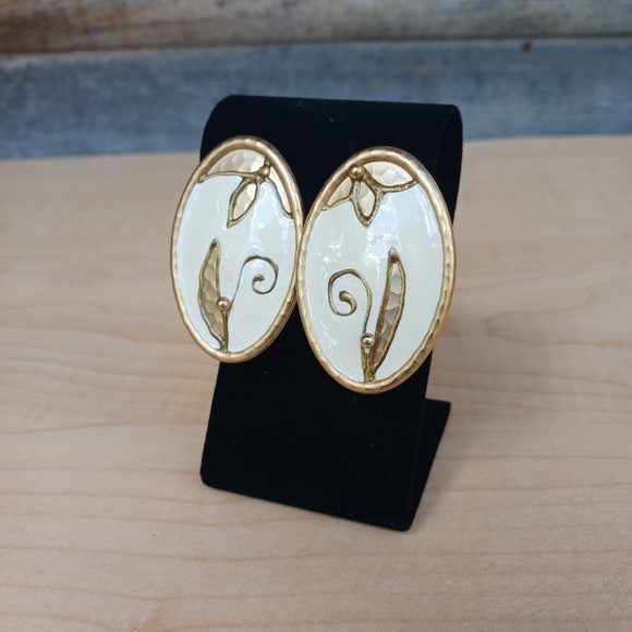 Vintage Elegant White Enamel And Gold Tone Oval Peirced Earrings MCM Large - Picture 2 of 8
